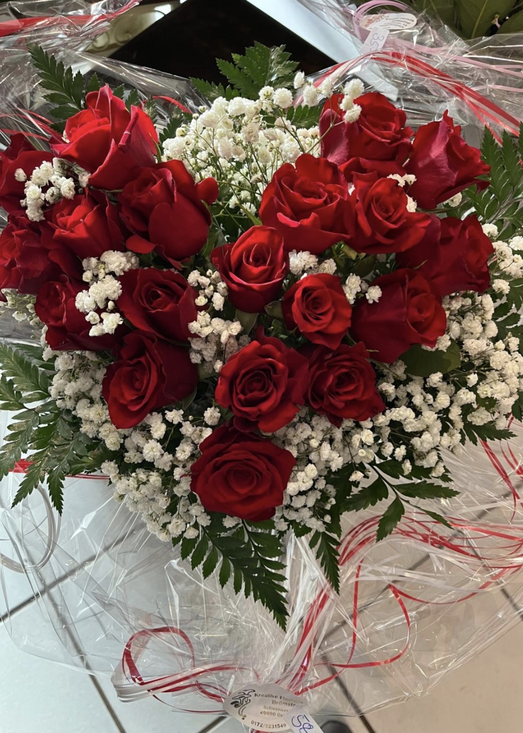 Herzförmiges Rosenbouquet mit Schleierkraut aus dem Laden