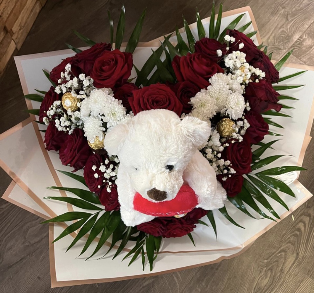 Herzbouquet aus dunkelroten Rosen mit weißem Teddybär