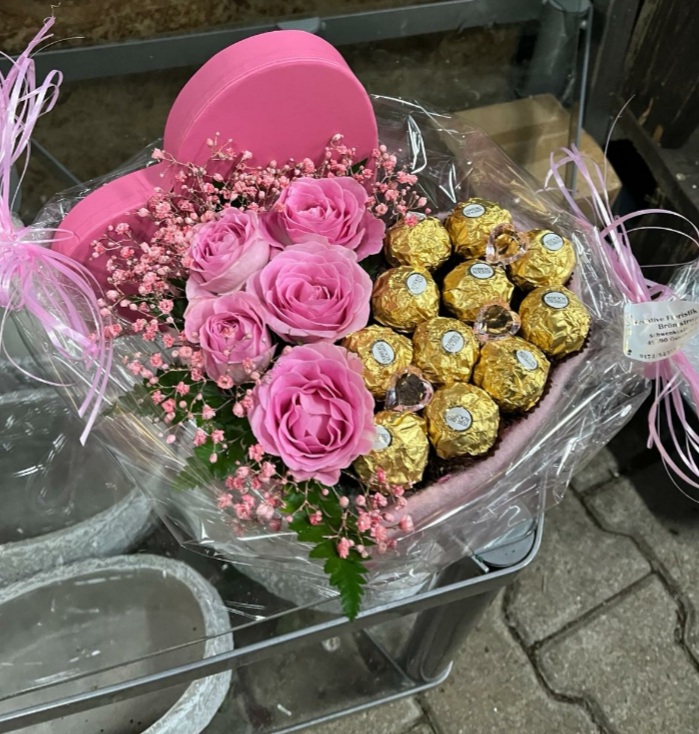 Pinke Rosen mit Ferrero Rocher in herzförmiger Box